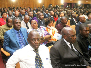 Des participants aux Concertations nationales au palais de congrès à Kinshasa