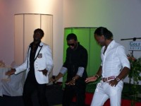 Fally Ipupa en compagnie de Drogba et Kolo Touré